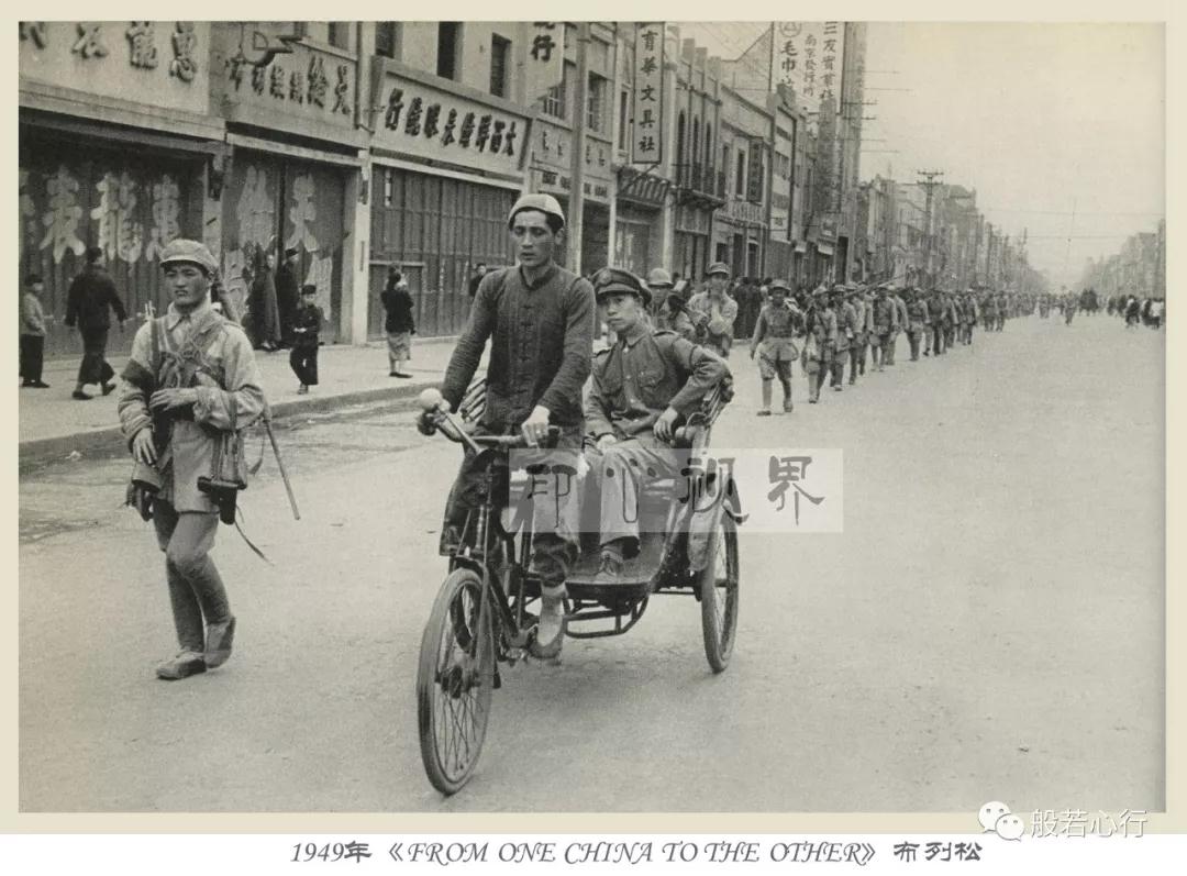 1949年4月,南京,一个坐在人力车里的国民党军官-布列松